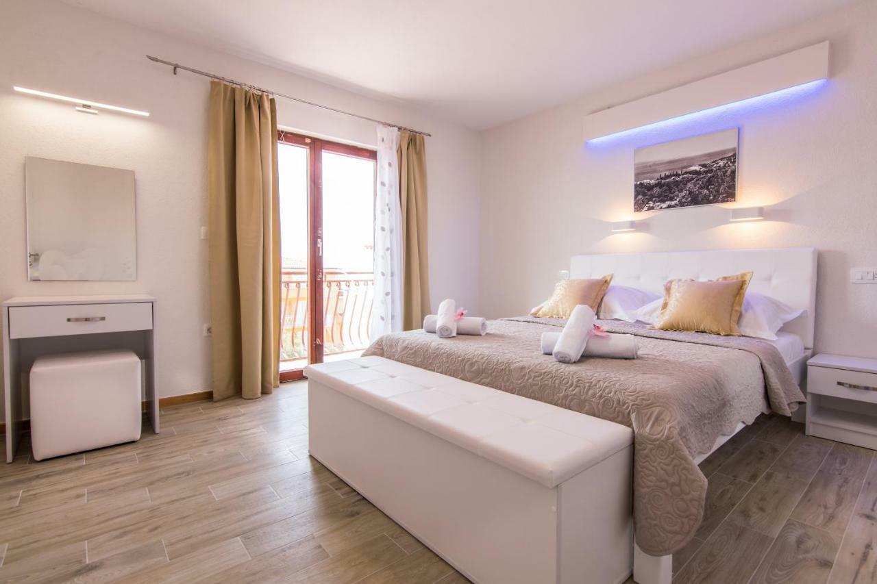 Apartments Family Roso Promajna Exterior foto